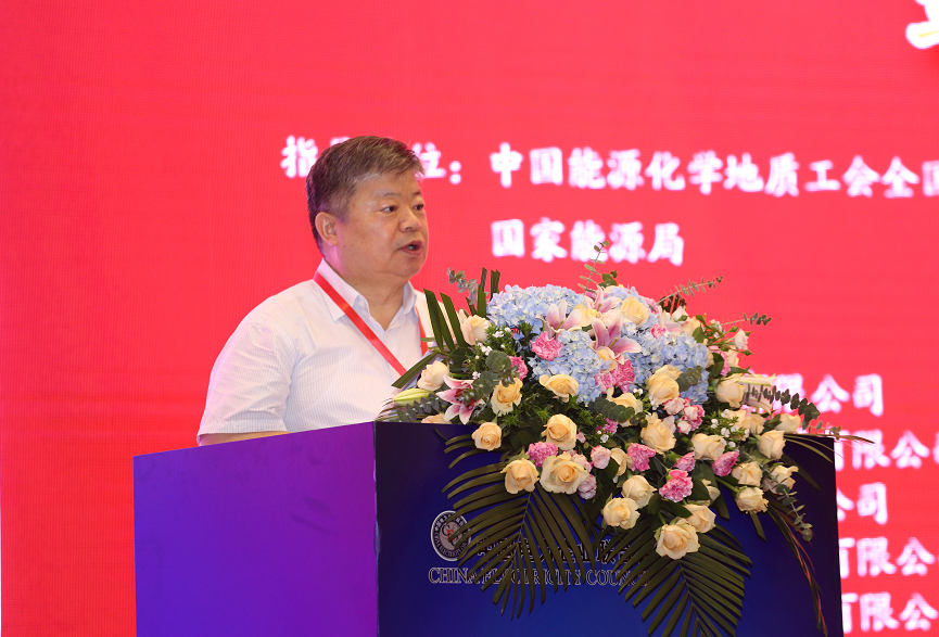 图为中电联专职副理事长兼秘书长于崇德出席会议并致辞。(供图:中电联) 图为中电联专职副理事长兼秘书长于崇德出席会议并致辞。(供图:中电联)