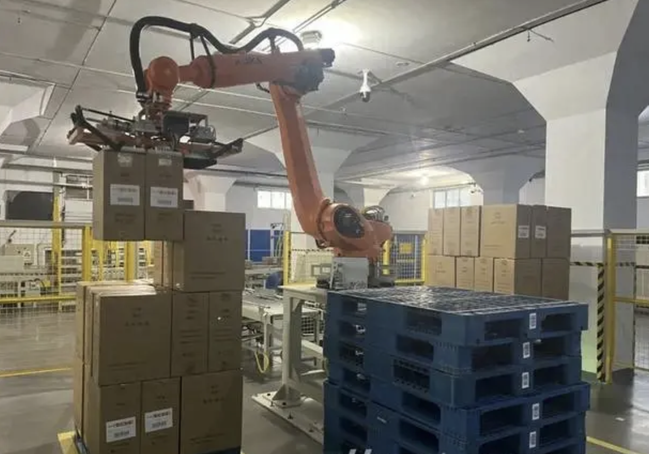 安阳卷烟厂成品周转库内，机器正在自动化作业。